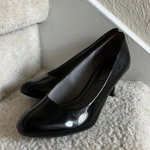 LifeStride Soft System Black Shine Pumps Size 7.5